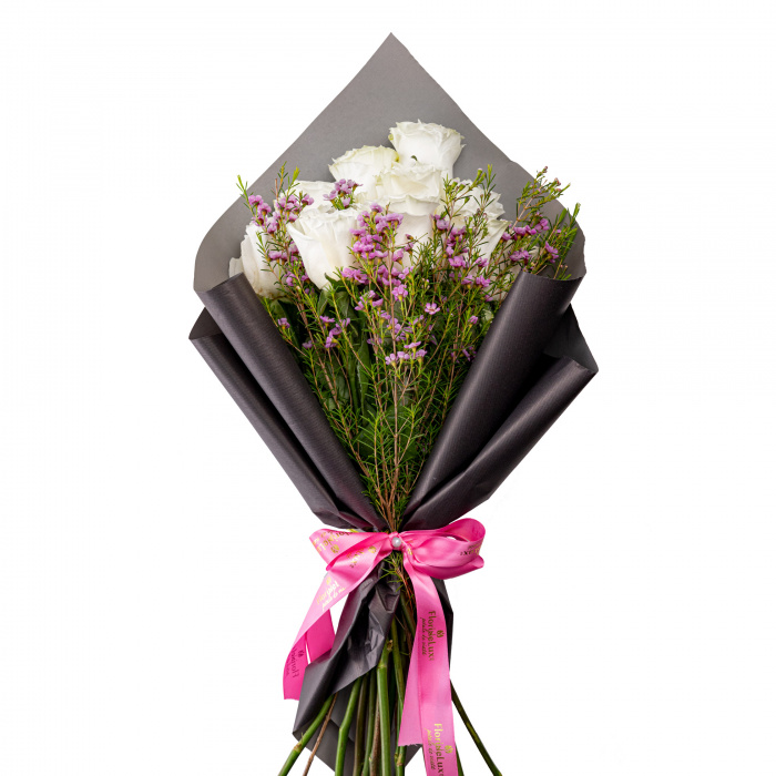 Buchet trandafiri albi si chamelaucium roz – imaginea 1