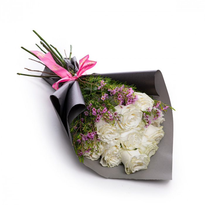 Buchet trandafiri albi si chamelaucium roz – imaginea 2