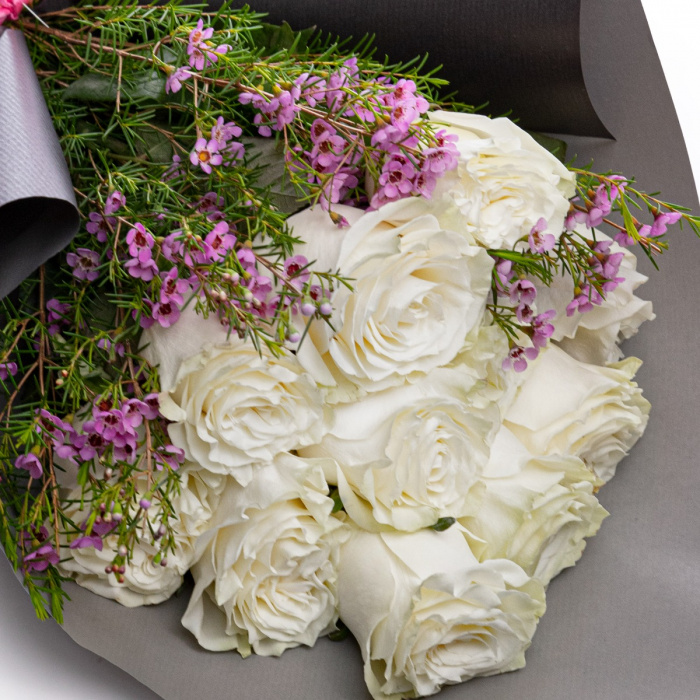 Buchet trandafiri albi si chamelaucium roz – imaginea 3
