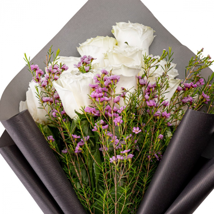 Buchet trandafiri albi si chamelaucium roz – imaginea 4