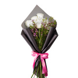 Buchet trandafiri albi si chamelaucium roz – Standard