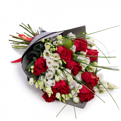 Buchet trandafiri rosii si lisianthus alb