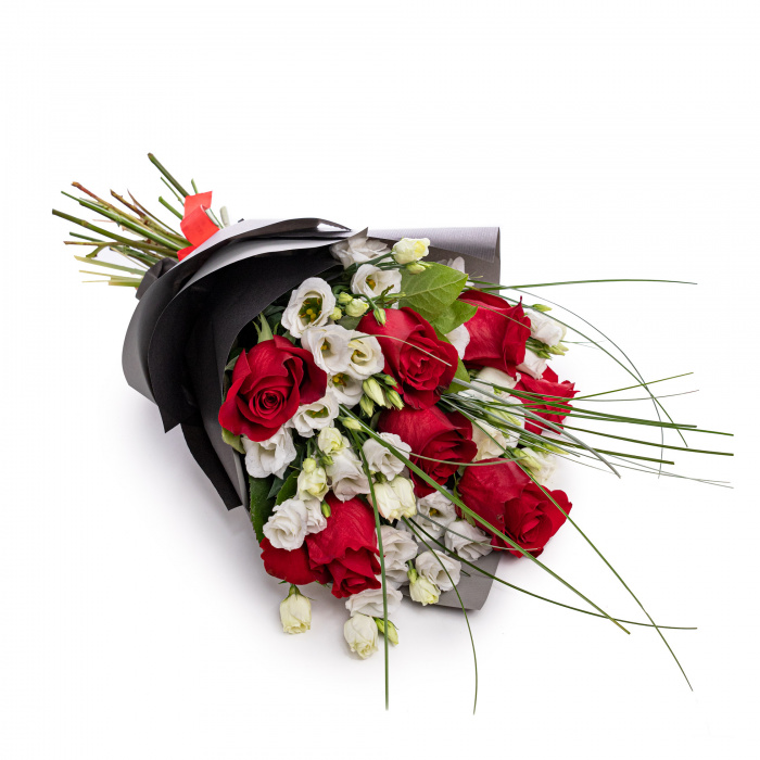 Buchet trandafiri rosii si lisianthus alb – imaginea 1