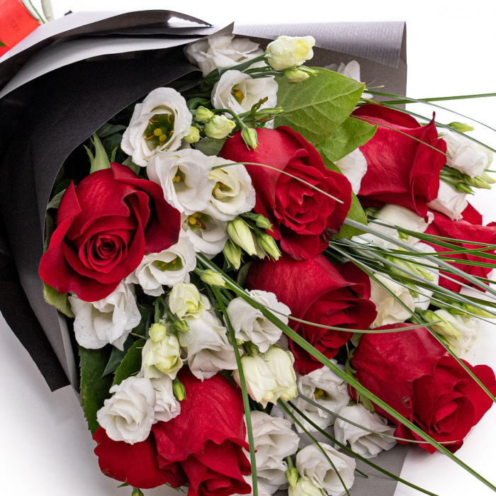 Buchet trandafiri rosii si lisianthus alb – imaginea 2