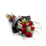 Buchet trandafiri rosii si lisianthus alb – Standard
