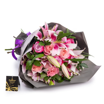 Buchet trandafiri si crini in nuante roz