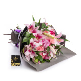 Buchet trandafiri si crini in nuante roz – Floridelux