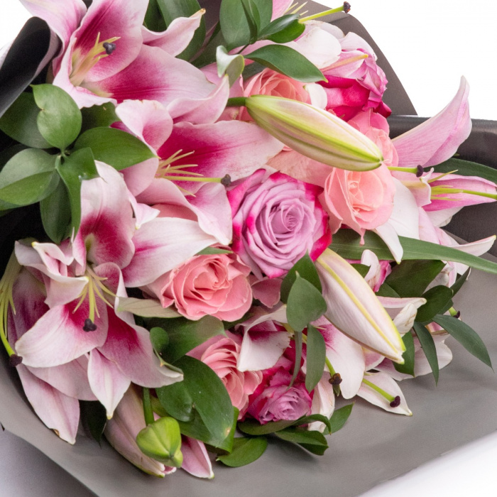 Buchet trandafiri si crini in nuante roz – imaginea 2