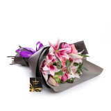 Buchet trandafiri si crini in nuante roz – Standard