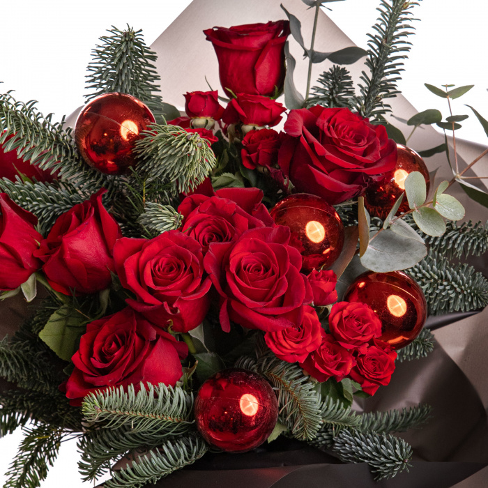 Buchet trandafiri rosii si accesorii de iarna