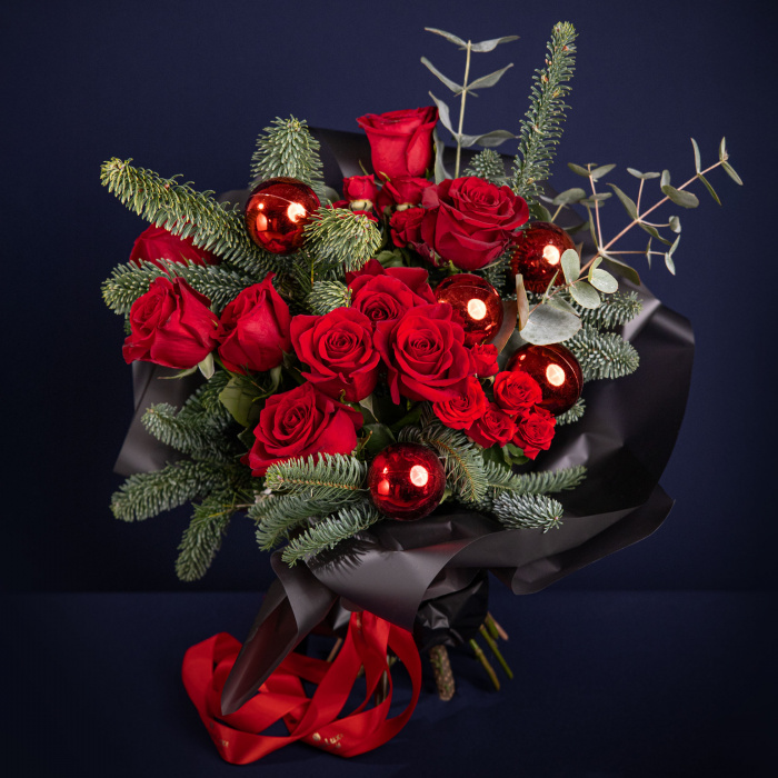 Buchet trandafiri rosii si accesorii de iarna