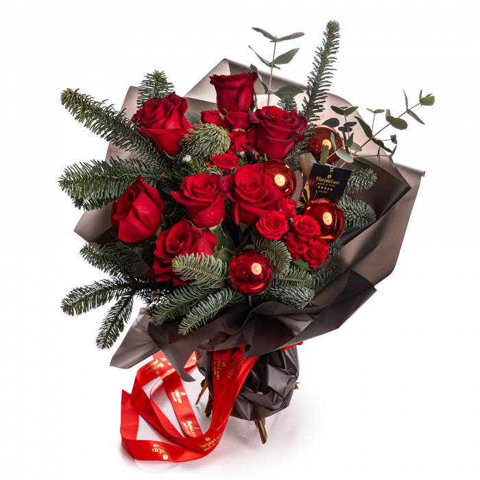 Buchet trandafiri rosii si accesorii de iarna – imaginea 1