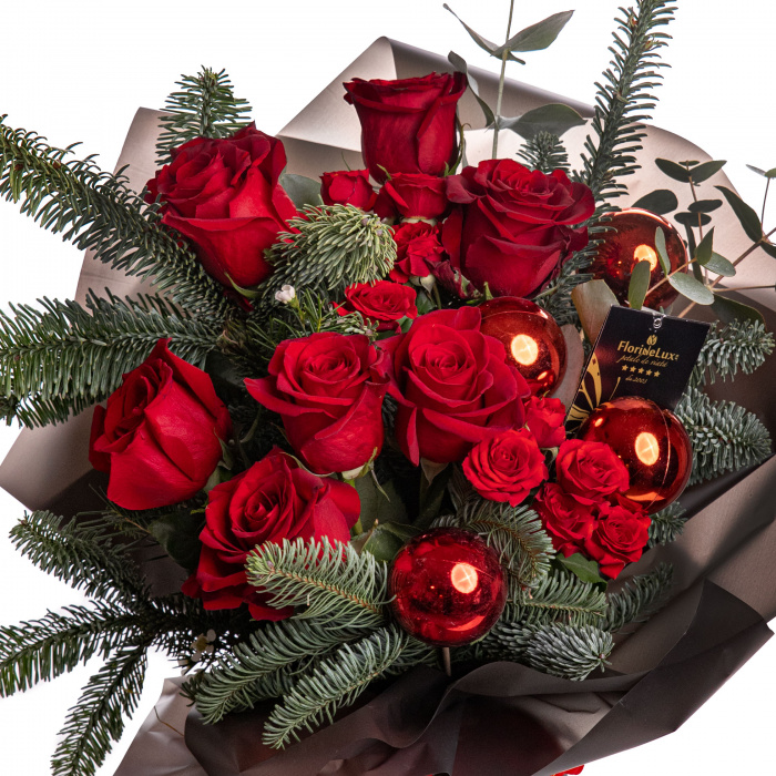 Buchet trandafiri rosii si accesorii de iarna – imaginea 2