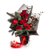 Buchet trandafiri rosii si accesorii de iarna – Standard