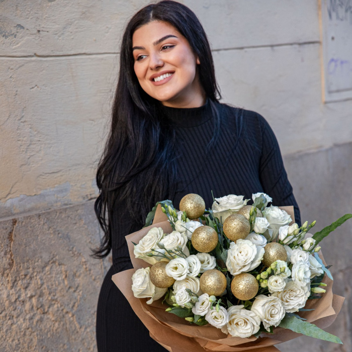 Buchet flori de iarna cu globuri aurii
