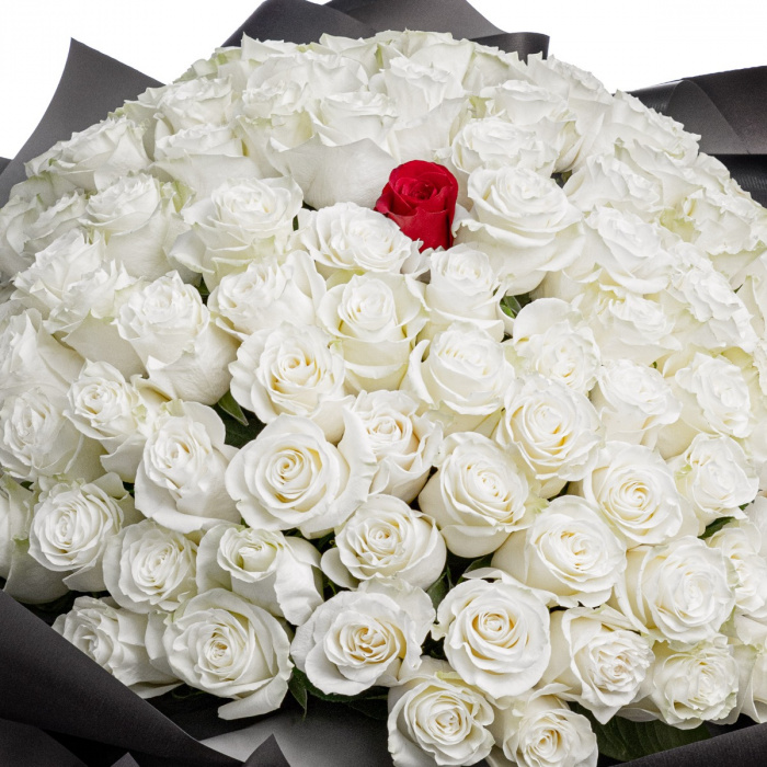 Buchet 100 trandafiri albi si unul rosu – imaginea 2
