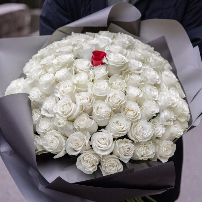 Buchet 100 trandafiri albi si unul rosu – imaginea 3