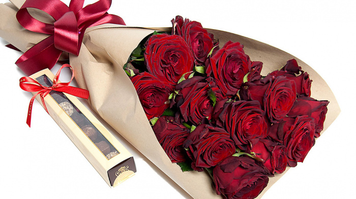 Romantism suprem (buchet trandafiri si ciocolata) – imaginea 3