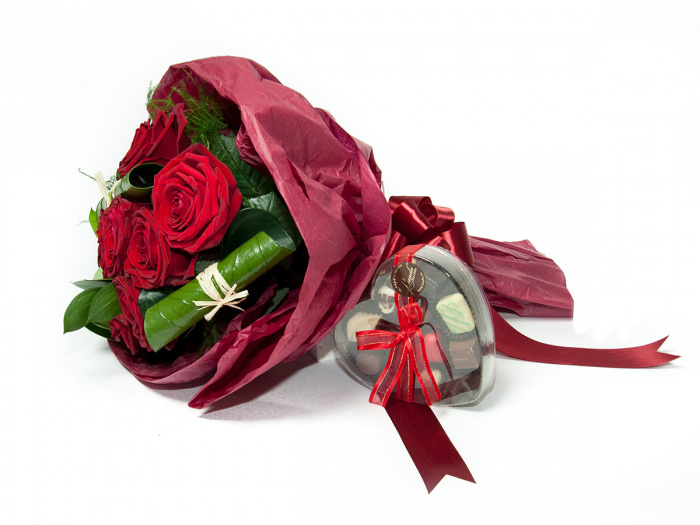 Buchet elegant si cutie inima ciocolata – imaginea 1