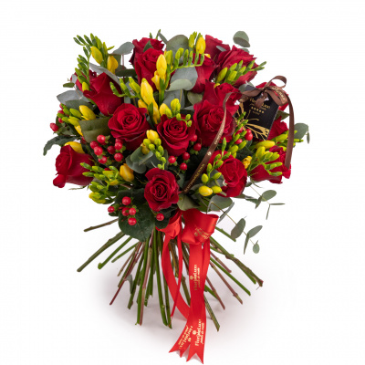 Buchet trandafiri rosii si frezii galbene