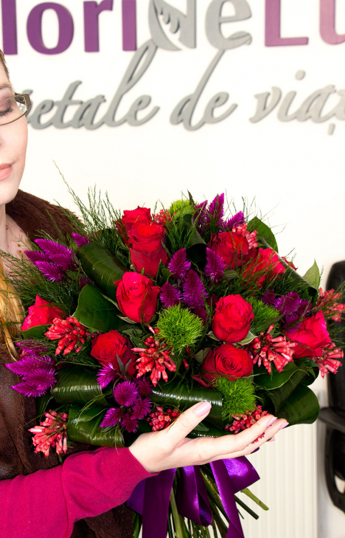 Buchet romantic cu trandafiri rosii – imaginea 2