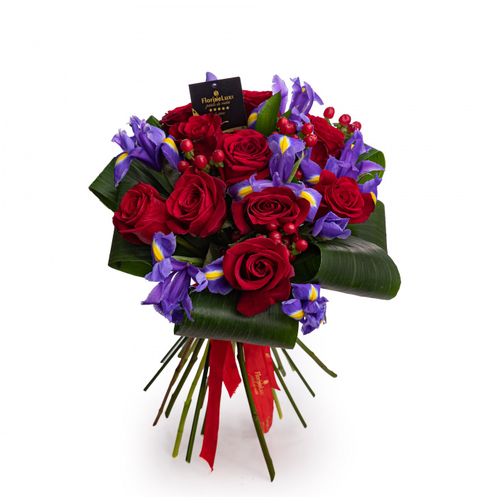 Buchet trandafiri rosii si irisi albastru roial – imaginea 1