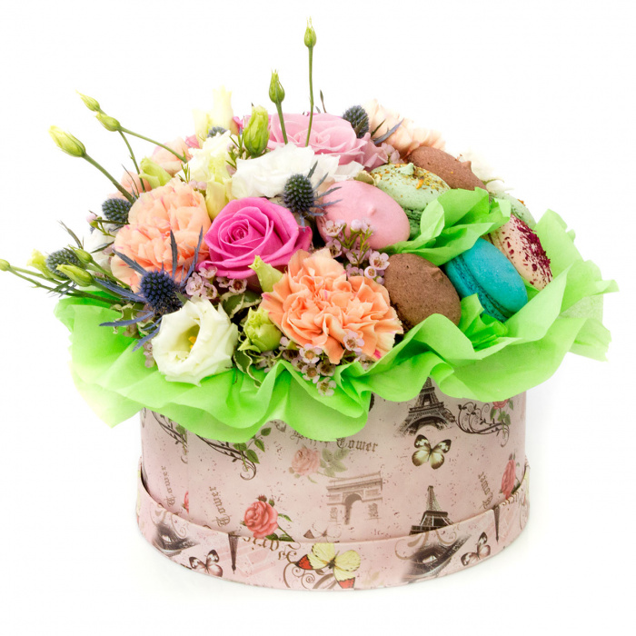Cutie cu flori si macaroons – imaginea 1