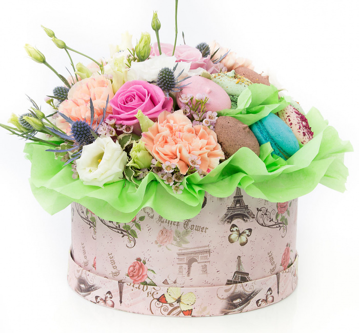 Cutie cu flori si macaroons – imaginea 2