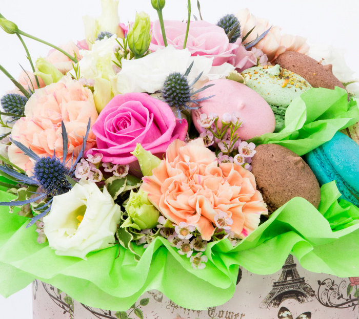 Cutie cu flori si macaroons – imaginea 4