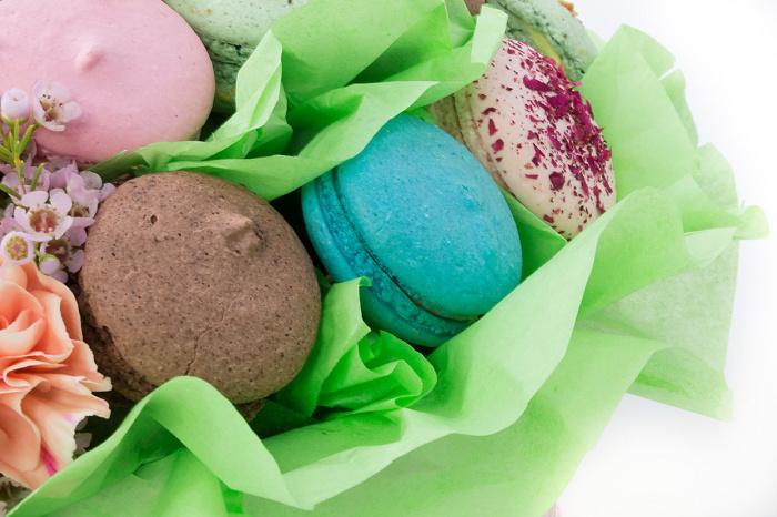 Cutie cu flori si macaroons