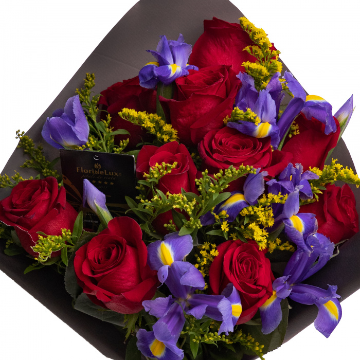 Buchet trandafiri si irisi albastri – imaginea 2