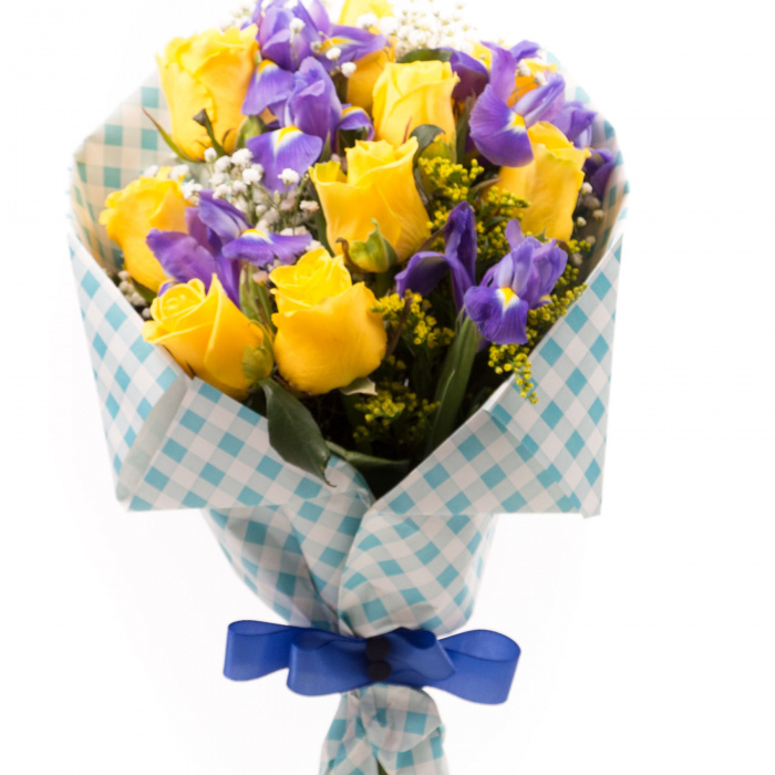 Buchet trandafiri galbeni, irisi – imaginea 2