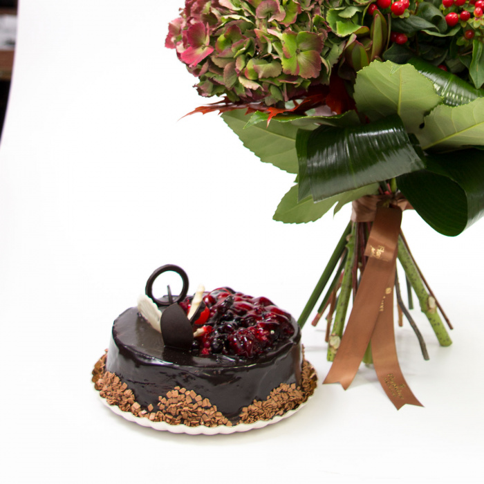 Buchet de flori si tort