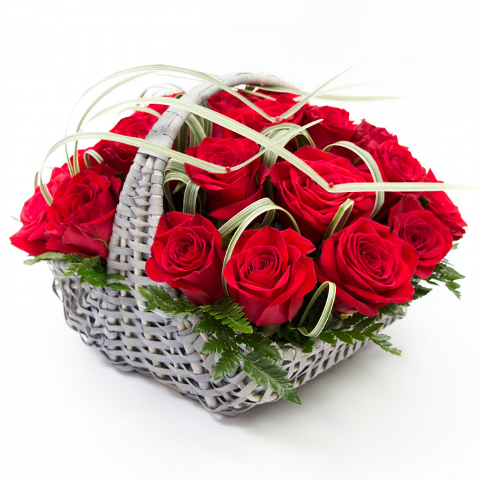 Cos cu trandafiri rosii romantici