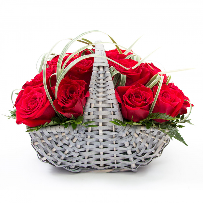 Cos cu trandafiri rosii romantici
