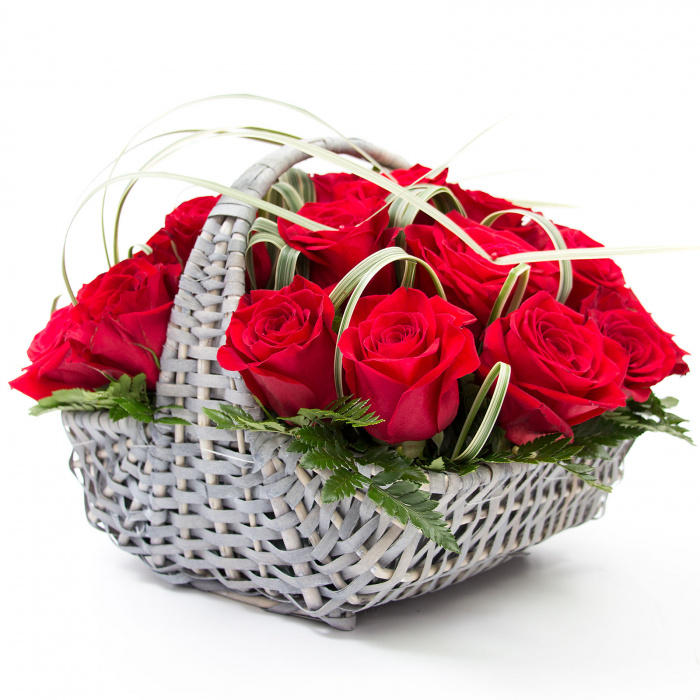 Cos cu trandafiri rosii romantici