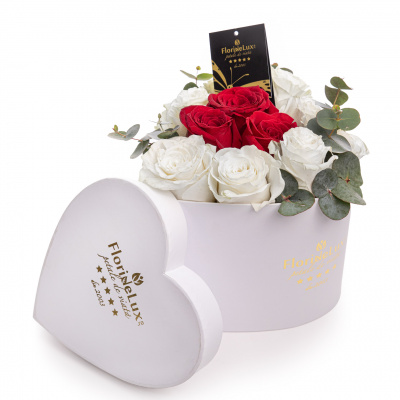 Cutie inima alba cu trandafiri romantici