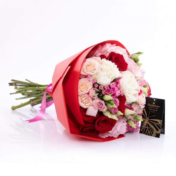 Buchet flori parfumate in ambalaj rosu – imaginea 1