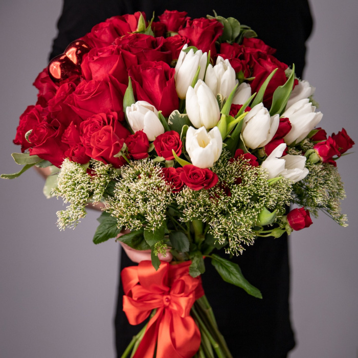 Buchet trandafiri rosii si lalele albe – imaginea 2