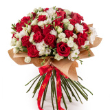 Buchet trandafiri rosii si frezii albe – Premium
