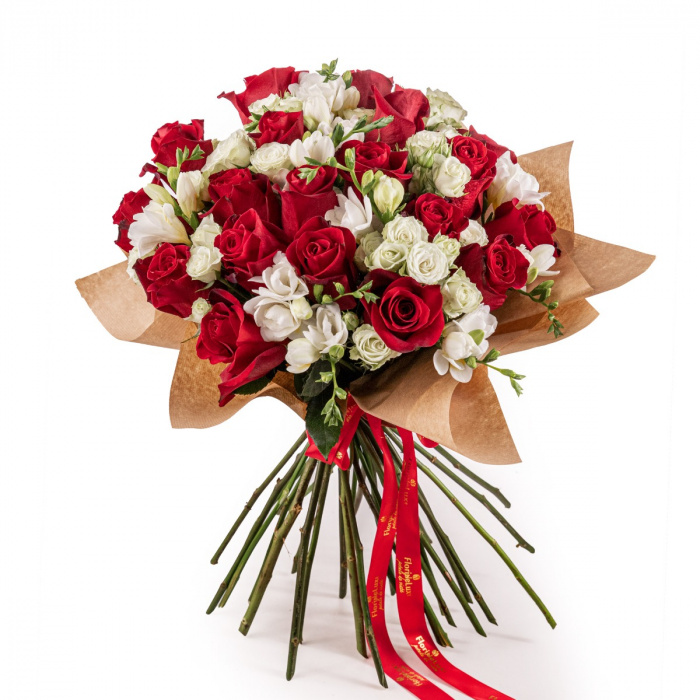 Buchet trandafiri rosii si frezii albe – imaginea 1
