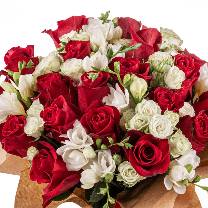 Buchet trandafiri rosii si frezii albe – imaginea 2