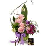 Cos pastel cu trandafiri, frezii si alstroemeria – Premium
