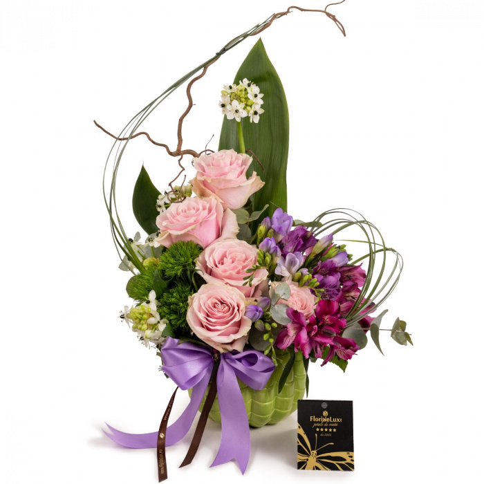 Cos pastel cu trandafiri, frezii si alstroemeria – imaginea 1