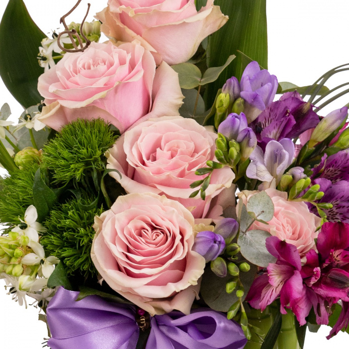 Cos pastel cu trandafiri, frezii si alstroemeria – imaginea 2