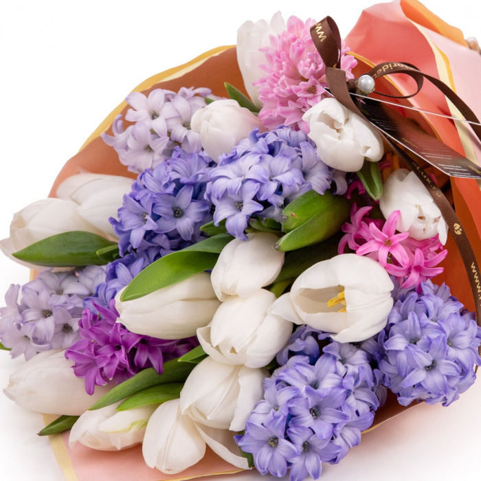 Buchet elegant in doua culori cu lalele si zambile – imaginea 2