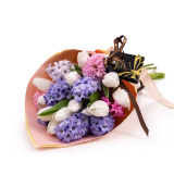 Buchet elegant in doua culori cu lalele si zambile – Standard