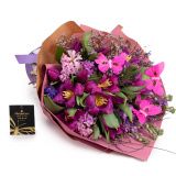 Buchet purple cu matthiola, genista si zambile – Premium