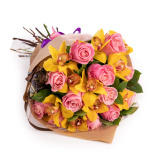 Buchet trandafiri roz si orhidee galbena – Premium