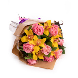 Buchet trandafiri roz si orhidee galbena – Floridelux